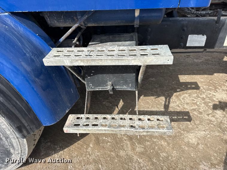 image for item EF2435 2001 Sterling L-Line ready mix truck