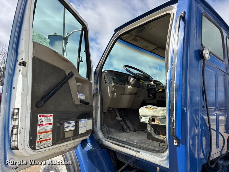 image for item EF2435 2001 Sterling L-Line ready mix truck