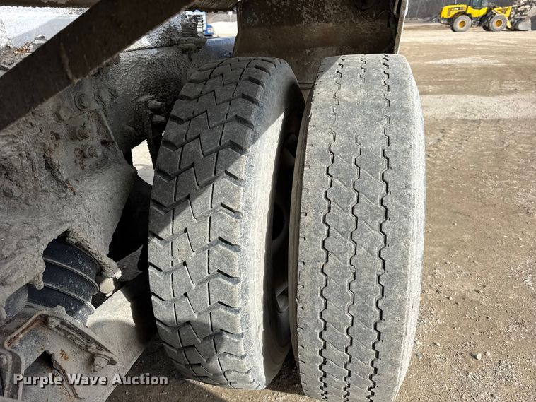 image for item EF2435 2001 Sterling L-Line ready mix truck