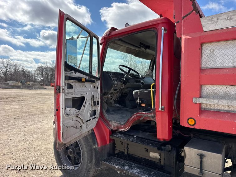 image for item EF2438 1995 Freightliner FL80 dump truck