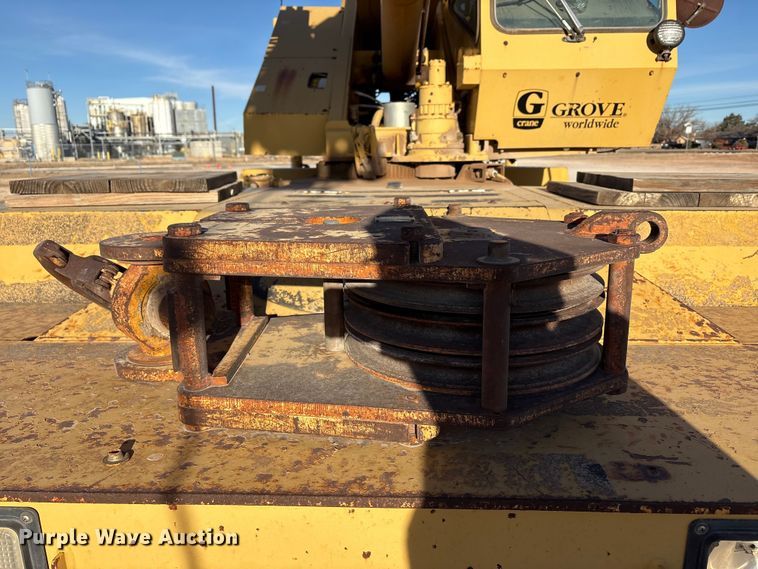 image for item EF6323 1998 Grove RT522B crane