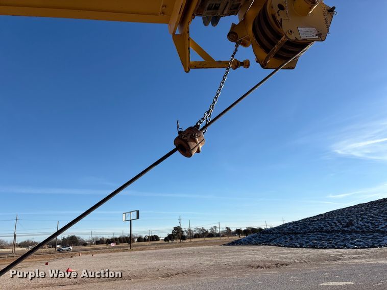 image for item EF6323 1998 Grove RT522B crane