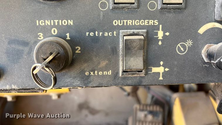 image for item EF6323 1998 Grove RT522B crane