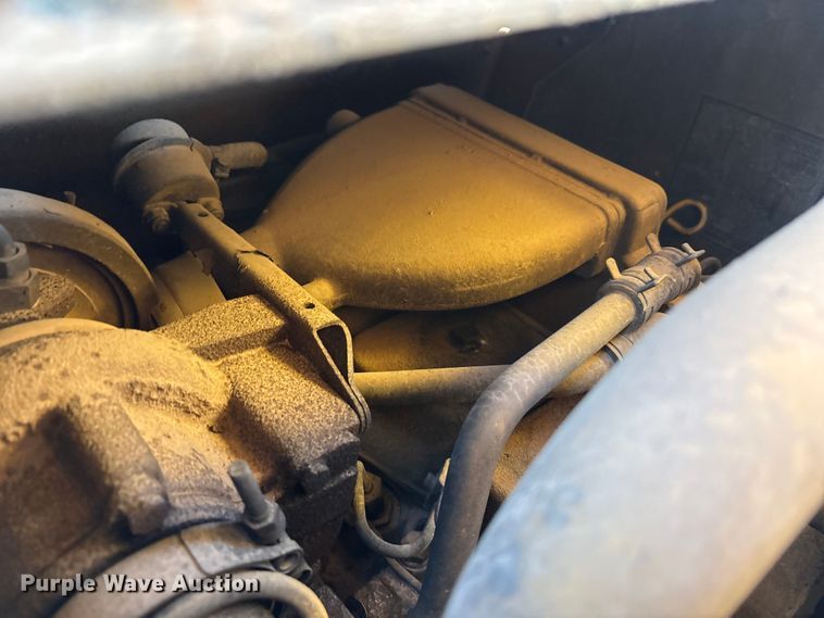 image for item EF6323 1998 Grove RT522B crane