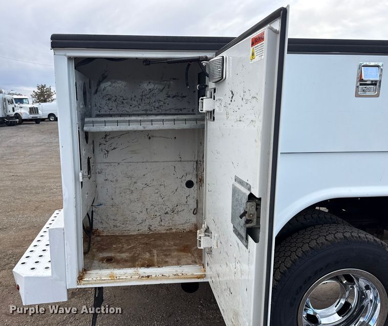 image for item EG1884 2015 Ram 3500 utility bed pickup truck