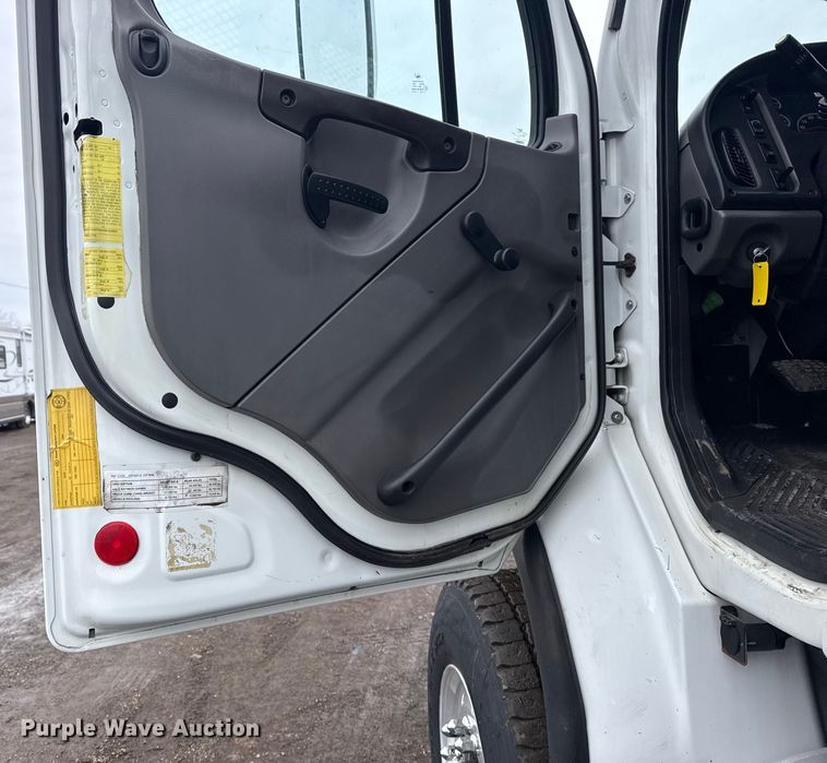 image for item EG2039 2007 Freightliner Business Class M2 crane truck