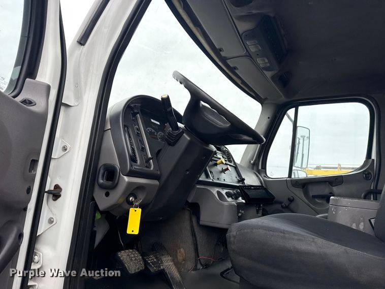 image for item EG2039 2007 Freightliner Business Class M2 crane truck