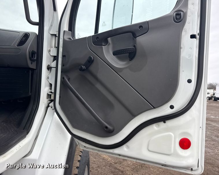 image for item EG2039 2007 Freightliner Business Class M2 crane truck