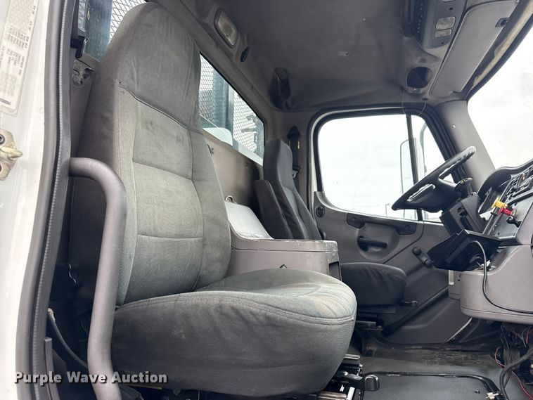 image for item EG2039 2007 Freightliner Business Class M2 crane truck