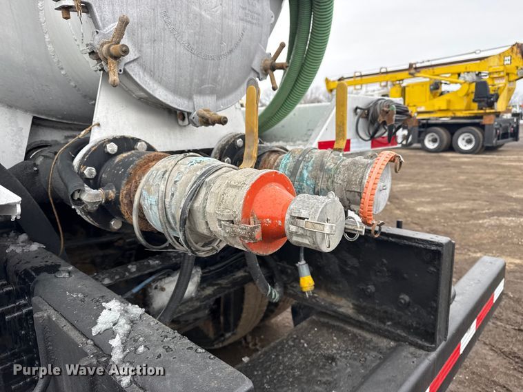 image for item EG2040 2012 Mack GU713 vacuum truck