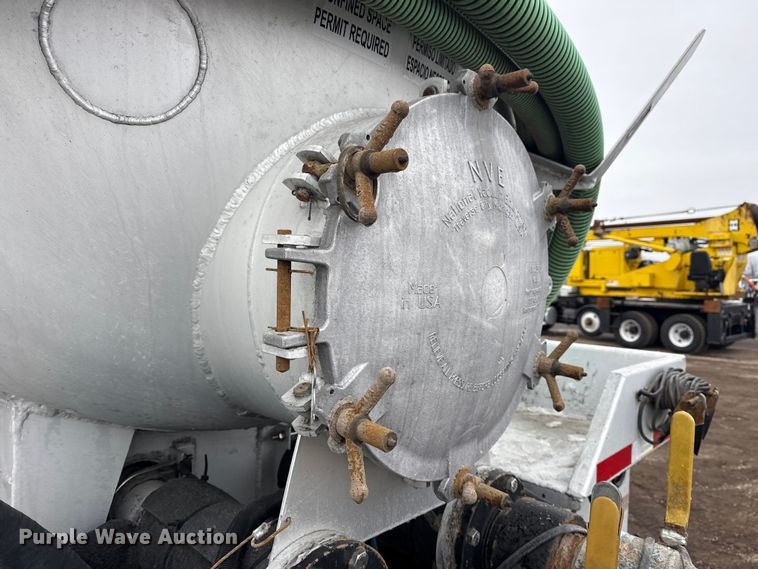 image for item EG2040 2012 Mack GU713 vacuum truck