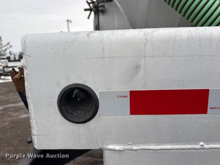 image for item EG2040 2012 Mack GU713 vacuum truck