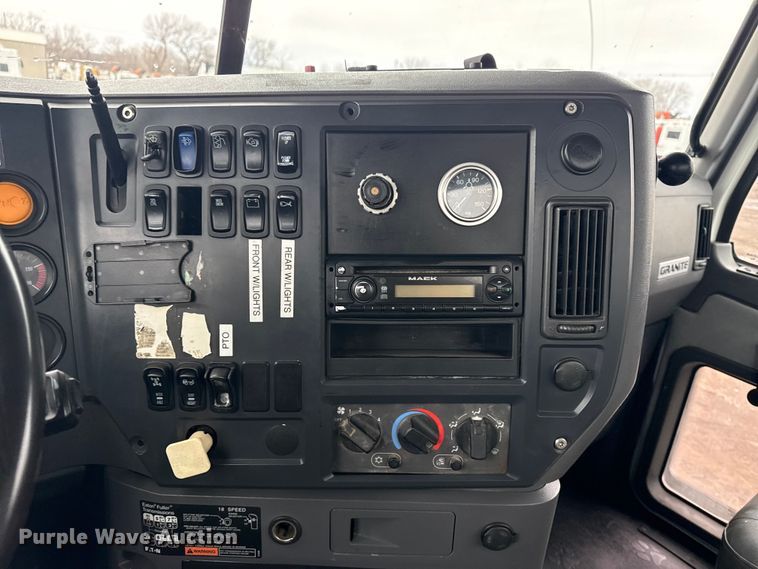 image for item EG2040 2012 Mack GU713 vacuum truck