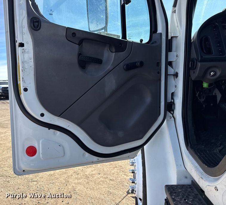 image for item EG2048 2007 Freightliner Business Class M2 utility / service truck