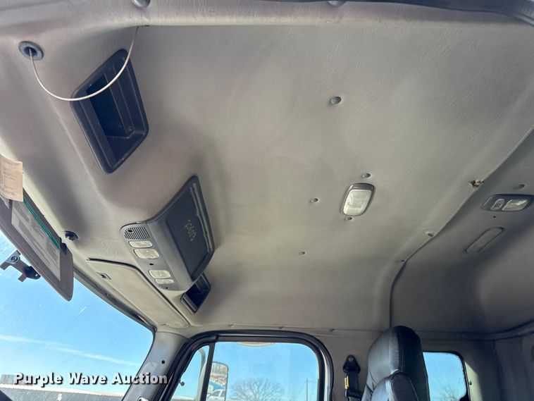 image for item EG2048 2007 Freightliner Business Class M2 utility / service truck