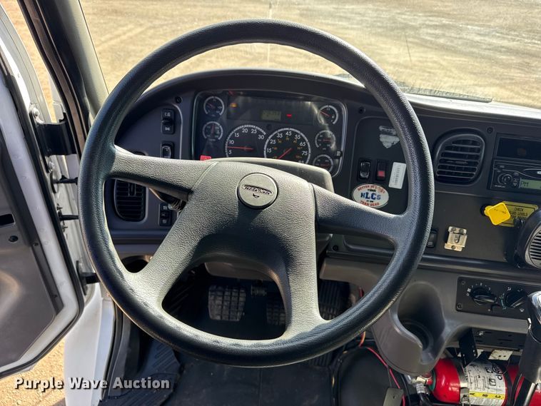 image for item EG2048 2007 Freightliner Business Class M2 utility / service truck