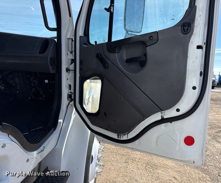 image for item EG2048 2007 Freightliner Business Class M2 utility / service truck