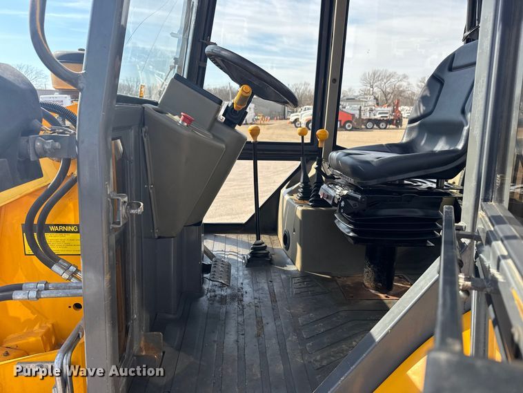 image for item EG2085 1995 JCB 210S backhoe