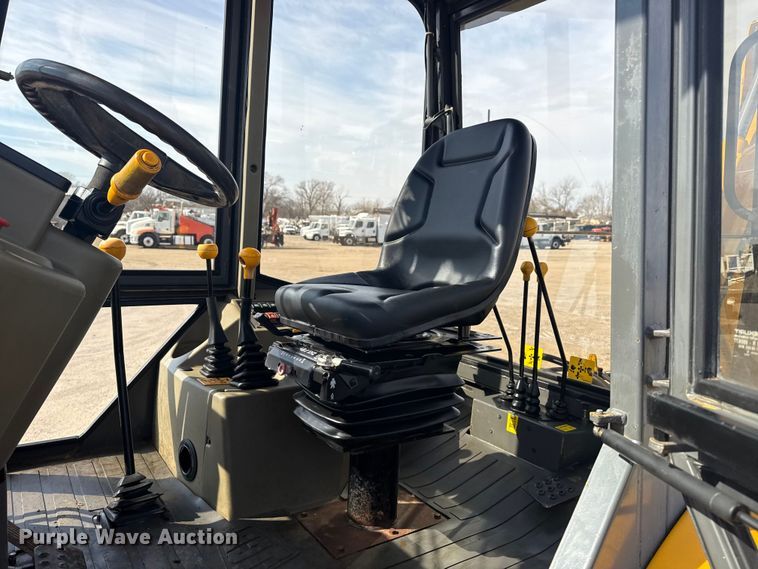 image for item EG2085 1995 JCB 210S backhoe