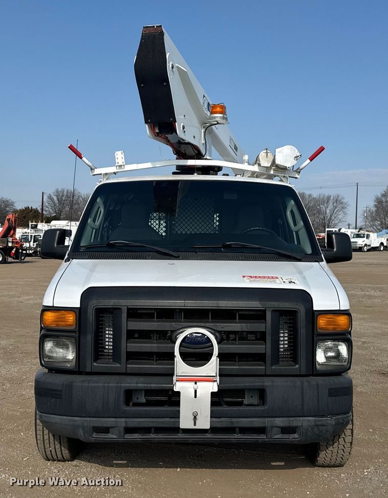 image for item EG2094 2010 Ford E350 van with bucket lift
