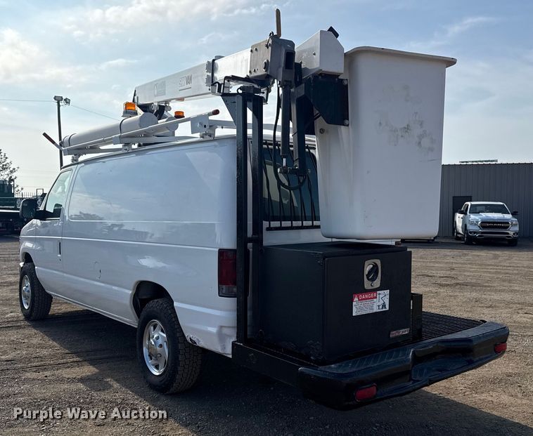 image for item EG2094 2010 Ford E350 van with bucket lift
