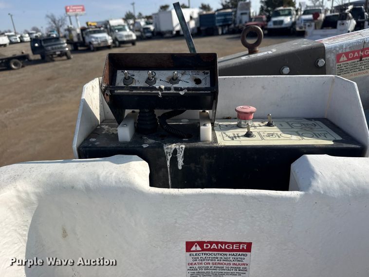 image for item EG2094 2010 Ford E350 van with bucket lift