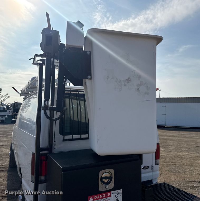 image for item EG2094 2010 Ford E350 van with bucket lift
