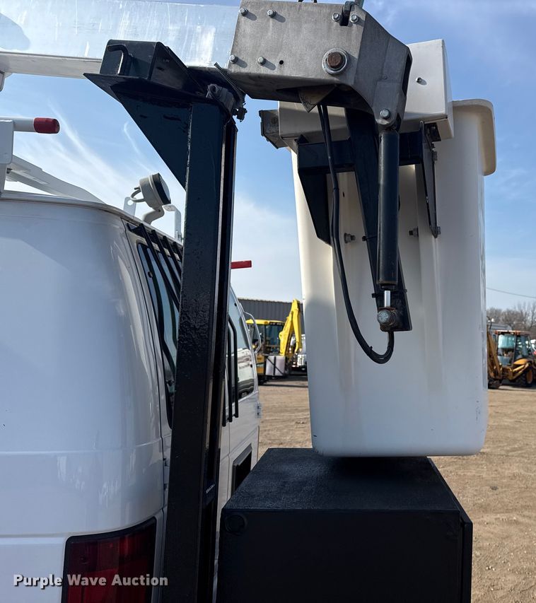 image for item EG2094 2010 Ford E350 van with bucket lift