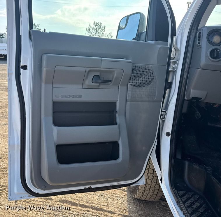 image for item EG2094 2010 Ford E350 van with bucket lift