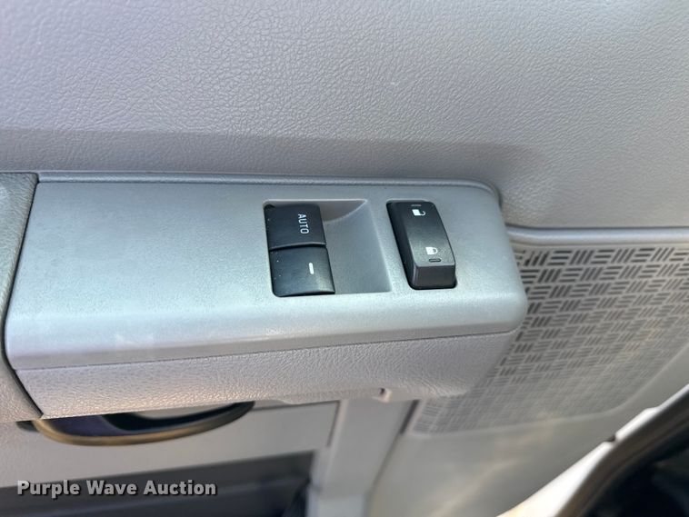 image for item EG2094 2010 Ford E350 van with bucket lift