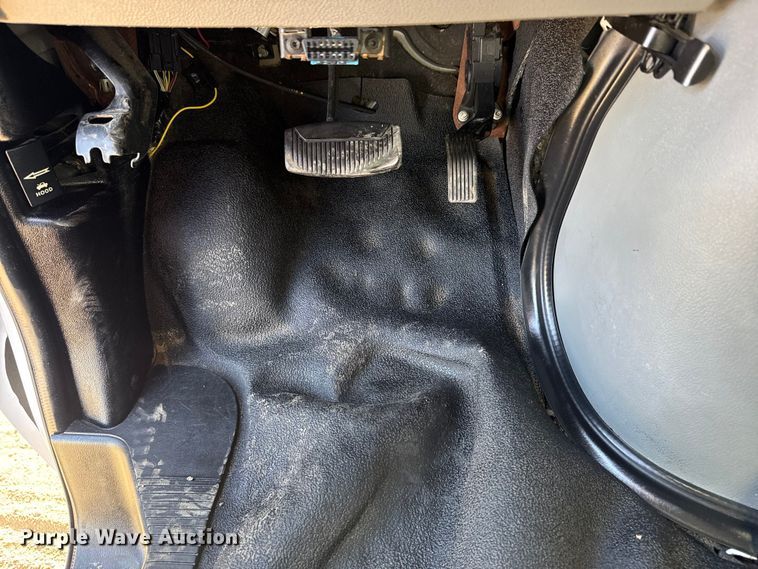 image for item EG2094 2010 Ford E350 van with bucket lift