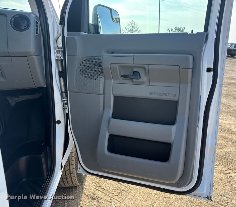 image for item EG2094 2010 Ford E350 van with bucket lift