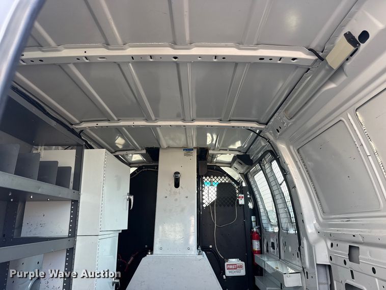 image for item EG2094 2010 Ford E350 van with bucket lift