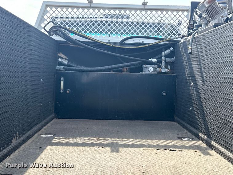 image for item EG2096 2011 Ford F650 Super Duty  utility / service truck