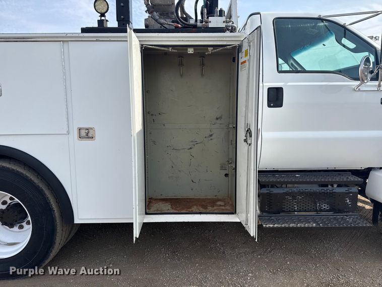 image for item EG2096 2011 Ford F650 Super Duty  utility / service truck