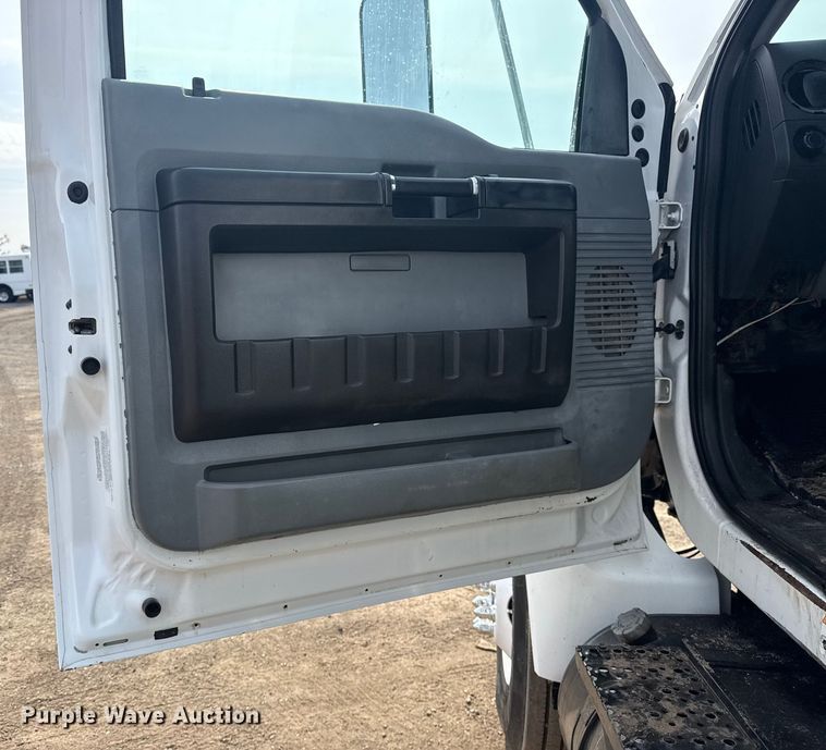 image for item EG2096 2011 Ford F650 Super Duty  utility / service truck
