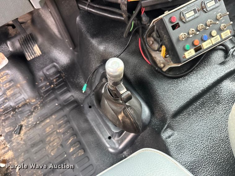 image for item EG2096 2011 Ford F650 Super Duty  utility / service truck