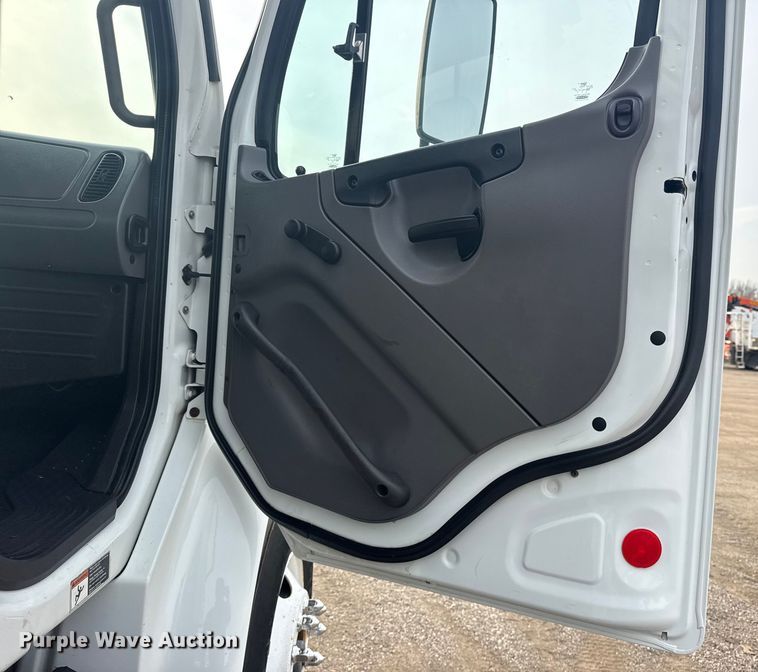 image for item EG2102 2014 Freightliner Business Class M2 utility / service truck