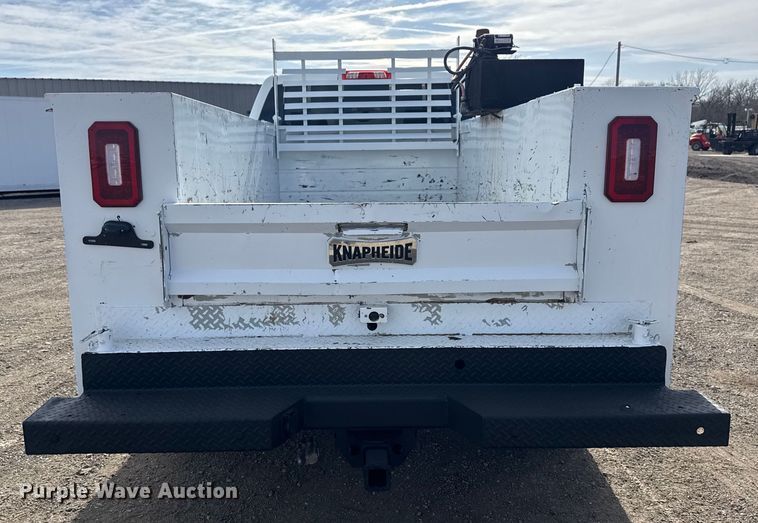 image for item EG2115 2019 Chevrolet Silverado 2500HD utility bed pickup truck