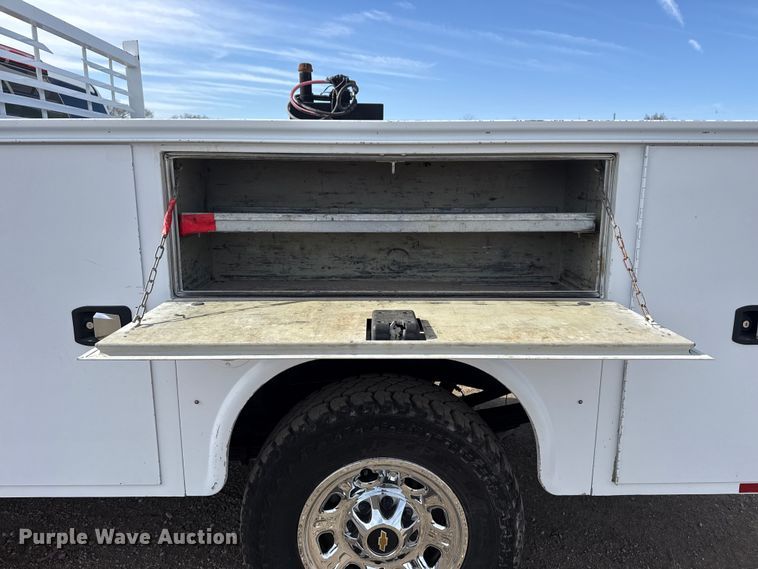 image for item EG2115 2019 Chevrolet Silverado 2500HD utility bed pickup truck