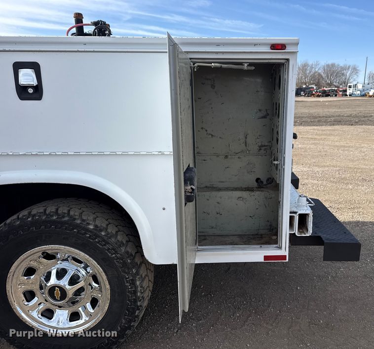 image for item EG2115 2019 Chevrolet Silverado 2500HD utility bed pickup truck