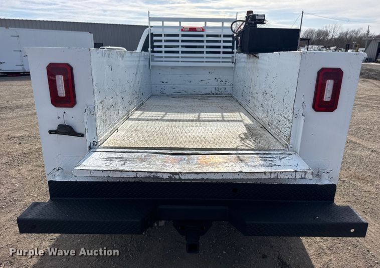 image for item EG2115 2019 Chevrolet Silverado 2500HD utility bed pickup truck