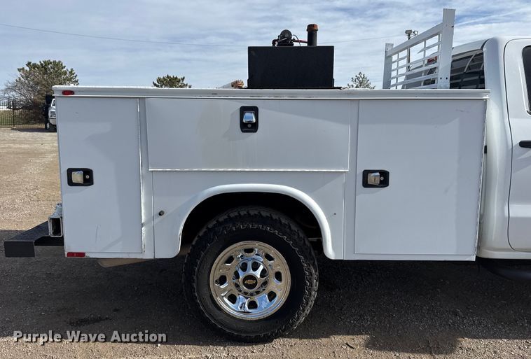 image for item EG2115 2019 Chevrolet Silverado 2500HD utility bed pickup truck
