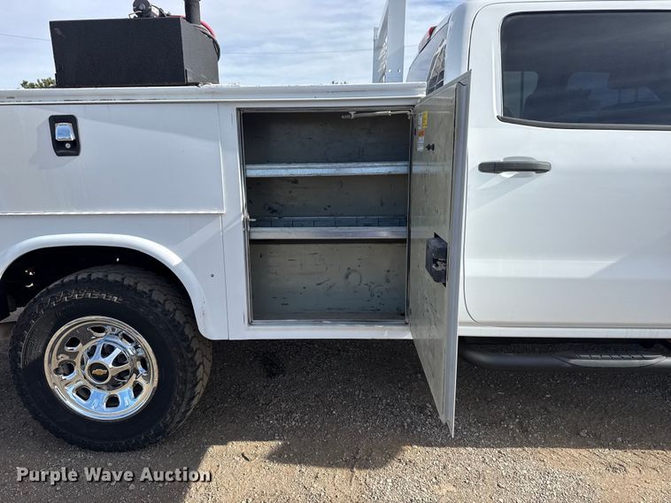 image for item EG2115 2019 Chevrolet Silverado 2500HD utility bed pickup truck