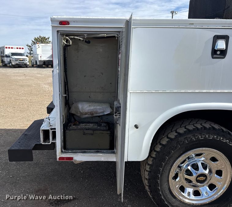 image for item EG2115 2019 Chevrolet Silverado 2500HD utility bed pickup truck