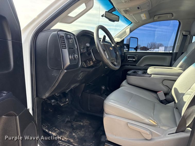 image for item EG2115 2019 Chevrolet Silverado 2500HD utility bed pickup truck