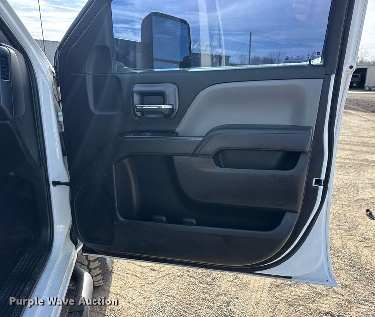 image for item EG2115 2019 Chevrolet Silverado 2500HD utility bed pickup truck