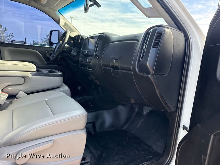 image for item EG2115 2019 Chevrolet Silverado 2500HD utility bed pickup truck