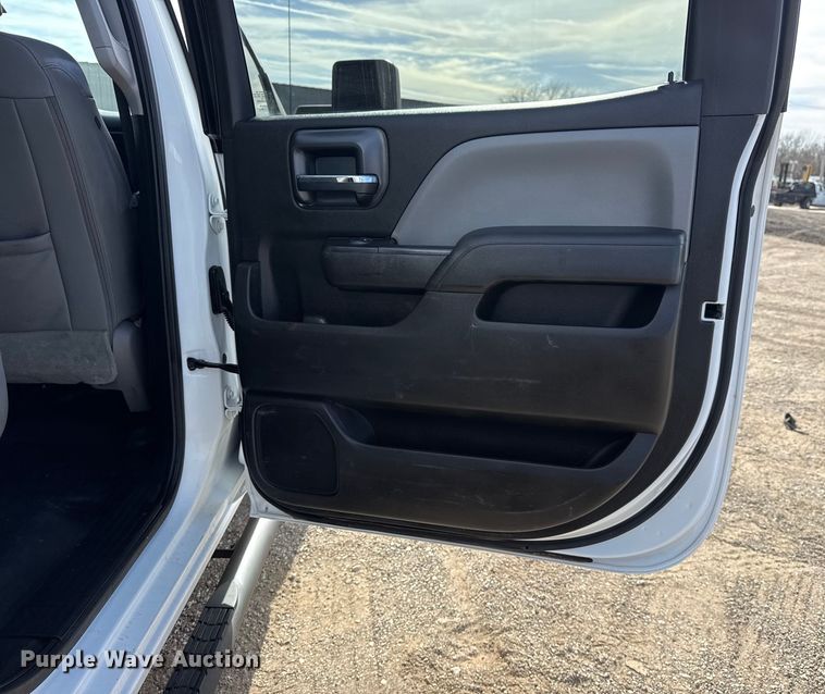 image for item EG2115 2019 Chevrolet Silverado 2500HD utility bed pickup truck