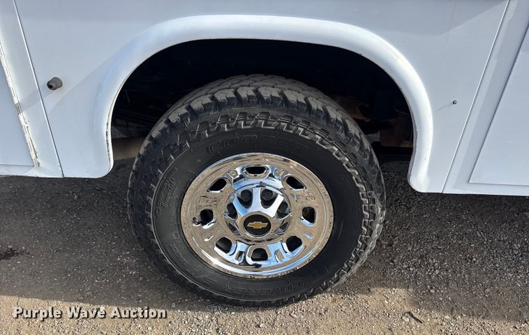 image for item EG2115 2019 Chevrolet Silverado 2500HD utility bed pickup truck